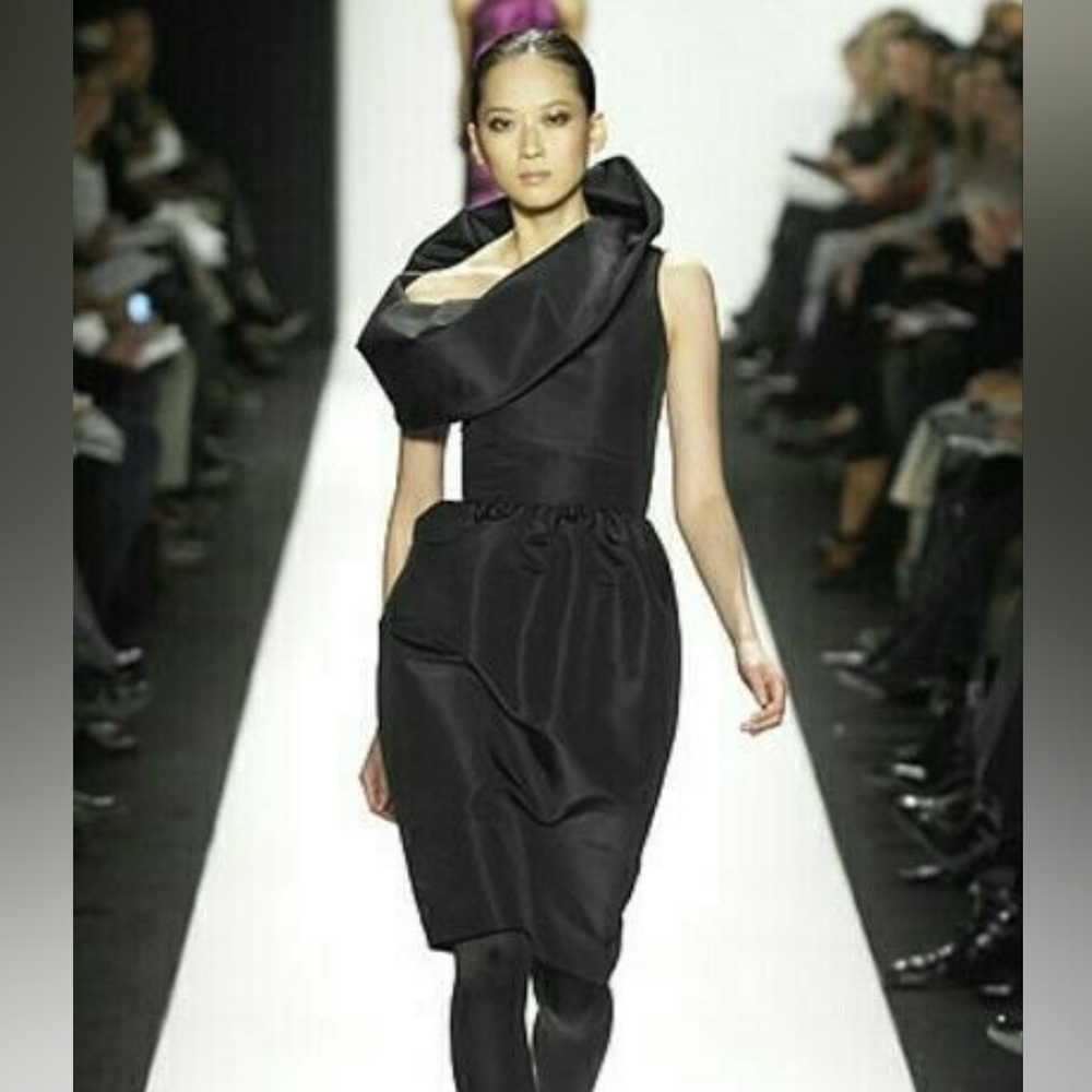 $5,000 OSCAR DE LA RENTA BLACK SILK BIG COLLAR RUNWAY DRESS US 6